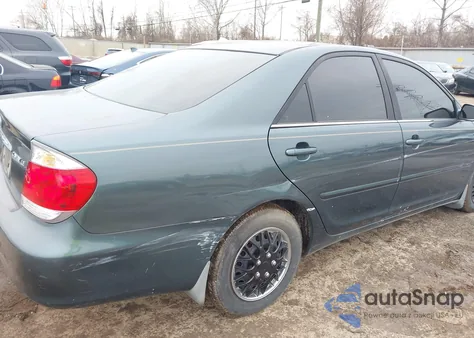 2005 Toyota Camry Le z USA, uszkodzony, nr VIN 4T1BE32K15U082133